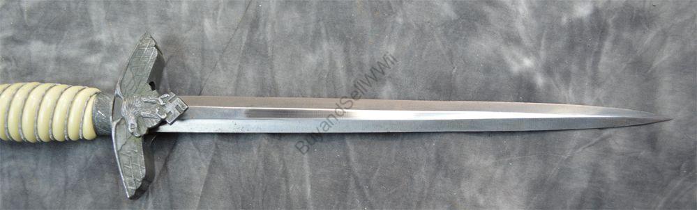 WWII German Luftwaffe dagger — pommel and grip