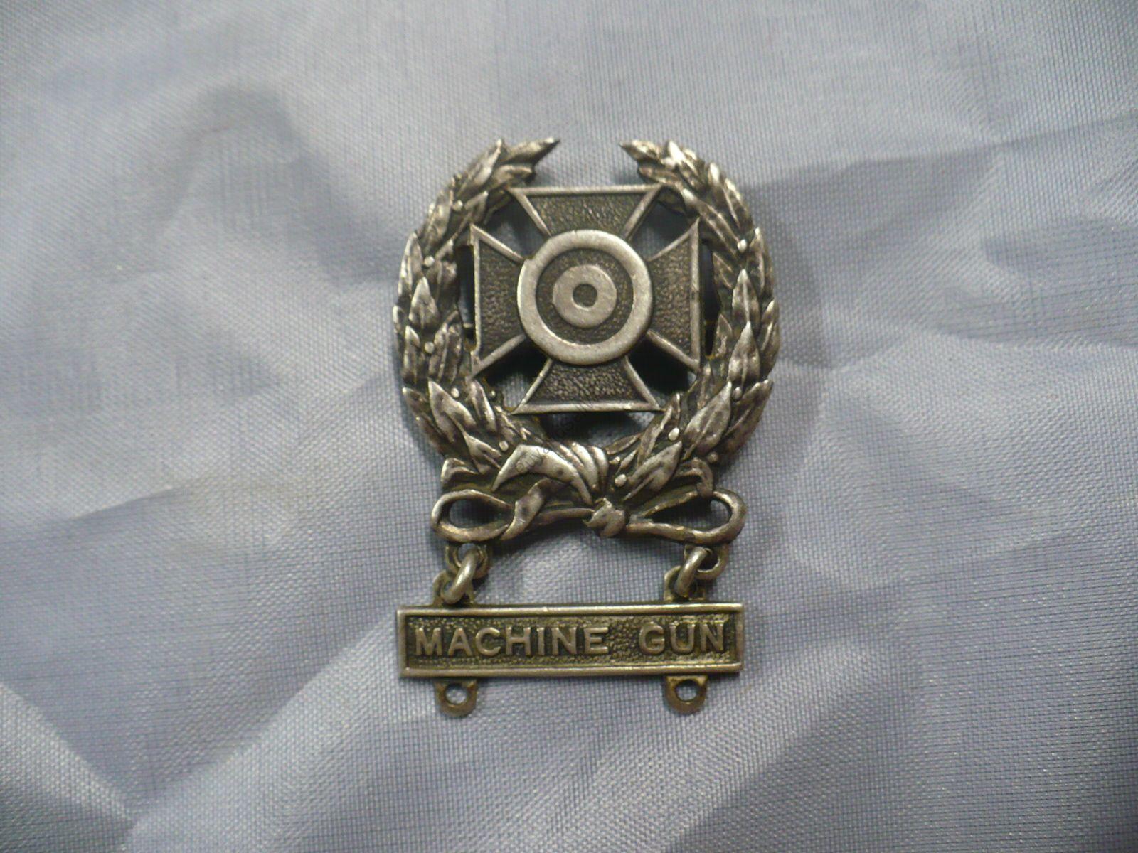 WW2 US Machine Gun Insignia — crossed machine guns collar device
